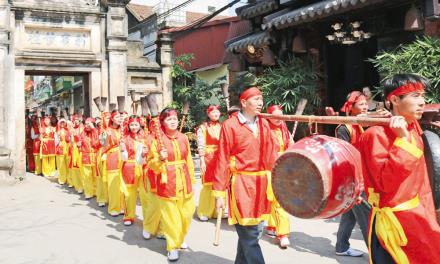 Người dân Viêm Xá trong ngày hội truyền thống của khu phố.