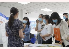 Sinh viên tìm hiểu thông tin tuyển dụng tại hội chợ việc làm trong khuôn viên trường Đại học Tây Nam, Trùng Khánh ngày 13/5/2022. Ảnh: Tân Hoa Xã