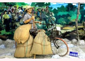 Ông Ma Văn Thắng, Phú Thọ với chiếc xe đạp thồ đạt kỷ lục chở 325kg hàng trong chiến dịch Điện Biên Phủ 1954 trưng bày tại Bảo tàng Chiến thắng Điện Biên Phủ (ảnh báo Điện Biên Phủ)