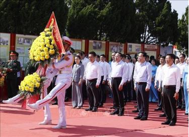 Chủ tịch nước Võ Văn Thưởng dâng hoa, dâng hương tưởng nhớ Chủ tịch Hồ Chí Minh tại Di tích Quốc gia đặc biệt Khu lưu niệm Chủ tịch Hồ Chí Minh ở huyện đảo Cô Tô, tỉnh Quảng Ninh. Ảnh: Thống Nhất/TTXVN