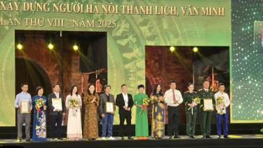 Ban Tổ chức trao giải thưởng cho các tác giả đoạt Giải B.