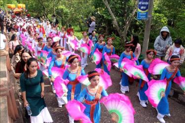 Lễ Nghinh rước trang phục Nữ thần Pô Sah Inư là nghi lễ quan trọng nhất trong Lễ hội Katê.