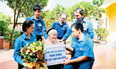 Đoàn Thanh niên xã Ninh Xá (nay là phường Ninh Xá) thường xuyên thăm hỏi, tặng quà Mẹ Việt Nam Anh hùng Nguyễn Thị Cược.
