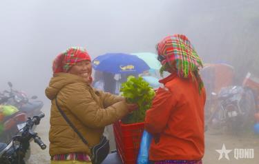 Phụ nữ Mông ở Tà Xùa với chiếc khăn thổ cẩm rạng rỡ.