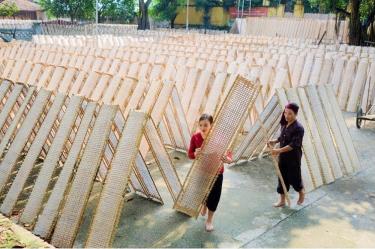 Công đoạn phơi bánh là một trong những bí quyết quyết định độ dẻo dai, thơm ngon của bánh đa nem Thổ Hà. Ảnh tư liệu.