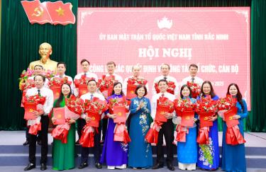 Đồng chí Nguyễn Hương Giang tặng hoa chúc mừng Ban Chấp hành Đảng bộ MTTQ tỉnh.