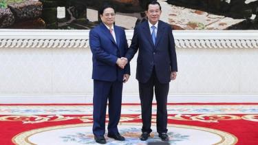 Thủ tướng Hun Sen đón Thủ tướng Phạm Minh Chính trước khi bắt đầu lễ đón chính thức. (Ảnh: VGP/Nhật Bắc)