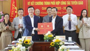 Lãnh đạo Ban Tuyên giáo Tỉnh ủy hai tỉnh Bắc Giang và Thái Nguyên ký kết chương trình phối hợp.