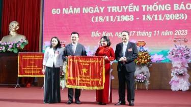 Thừa ủy quyền của Thủ tướng Chính phủ, đồng chí Lê Quốc Minh trao Cờ thi đua cho Báo Bắc Kạn.