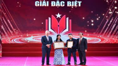 Bộ trưởng Bộ GD&ĐT Nguyễn Kim Sơn và ông Raymond Gordon - Hiệu trưởng Trường Đại học Anh Quốc Việt Nam (BUV) trao giải cho tác giả đạt giải Đặc biệt.