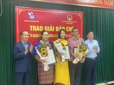 Đồng chí Mai Sơn và đại diện lãnh đạo Hội Nhà báo tỉnh trao thưởng cho các tác giả, nhóm tác giả đoạt giải Nhất. Ảnh Công Nguyên