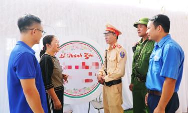 Cảnh sát giao thông Công an huyện Tân Yên và cán bộ thị trấn Cao Thượng đến tuyên truyền, vận động gia đình bà Nguyễn Thị Quý, tổ dân phố Tân Lập tổ chức đám cưới ATGT.