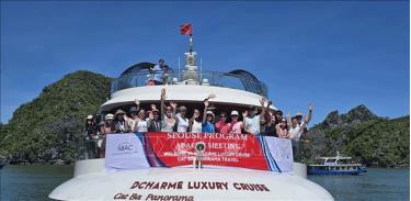 Đại biểu tham quan vịnh Lan Hạ bằng du thuyền.