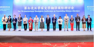 Các dịch giả văn học được vinh danh tại Hội thảo quốc tế về dịch văn học.