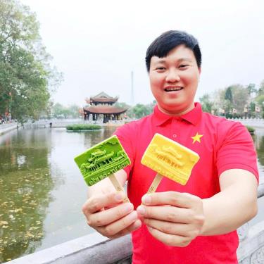 Khách hàng thích thú với những que kem có tạo hình di tích Đền Đô.