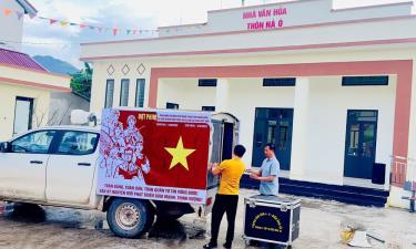 Cán bộ Trung tâm Văn hóa và Xúc tiến du lịch Bắc Ninh chuẩn bị các điều kiện tổ chức chiếu phim.