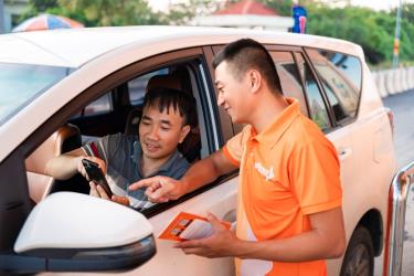 Nhân viên Viettel ePass hướng dẫn chủ phương tiện sử dụng thu phí tự động.