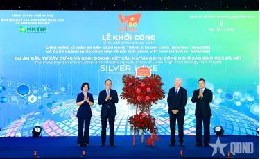 Phó bí thư Thành ủy, Chủ tịch HĐND TP Hà Nội Nguyễn Ngọc Tuấn trao lẵng hoa chúc mừng của thành phố tại lễ khởi công dự án Đầu tư xây dựng và Kinh doanh kết cấu hạ tầng Khu Công nghệ cao Sinh học Hà Nội.