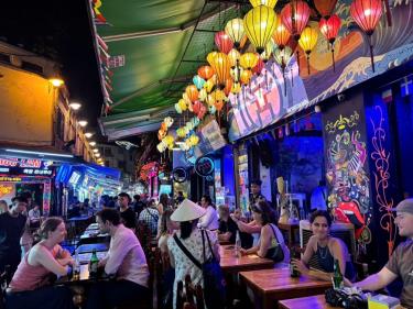 Nhiều hoạt động vui chơi, giải trí, ẩm thực diễn ra vào ban đêm tại phố Tạ Hiện (phường Hoàn Kiếm, TP Hà Nội).