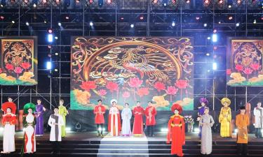 Màn trình diễn bộ sưu tập áo dài tại Lễ bế mạc.