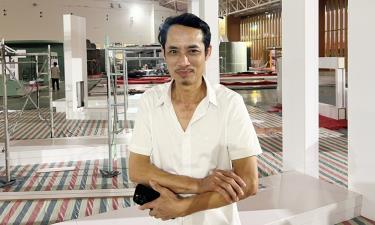 Họa sĩ, Nghệ sĩ Nhân dân Nguyễn Đạt Tăng tại điểm thi công không gian trưng bày của tỉnh Bắc Ninh.