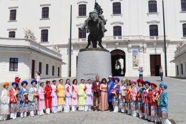 Đại sứ Việt Nam tại Slovakia Phạm Trường Giang cùng bà con Việt kiều chụp ảnh lưu niệm trước Lâu đài Bratislava.