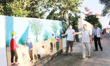 Trên các tuyến đường thôn được trang trí với nhiều tranh bích họa sinh động.