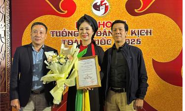 Nghệ sĩ Thanh Quý (giữa) đạt Huy chương Vàng (vai Thanh Nhã).