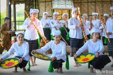 Đến Quỳ Hợp (Nghệ An), ngoài ấn tượng với trang phục truyền thống, du khách thập phương còn được khám phá nhiều nét văn hóa đặc trưng của đồng Thổ với dân ca, dân vũ. (Ảnh minh họa: THÀNH ĐẠT)