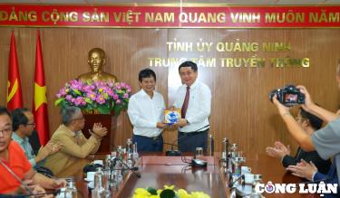 Ông Trần Trọng Dũng - Phó Chủ tịch Hội Nhà báo Việt Nam trao quà kỷ niệm cho Trung tâm Truyền thông Quảng Ninh.