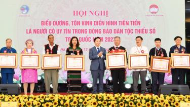 Ông Đàm Xuân Tình (ngoài cùng bên phải) cùng các cá nhân xuất sắc được Phó Thủ tướng Chính phủ Trần Hồng Hà tặng Bằng khen. Ảnh CTV.