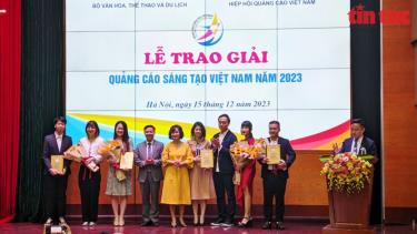 Tác giả của các tác phẩm đạt Giải thưởng Quảng cáo sáng tạo Việt Nam 2023 nhận giải thưởng từ Ban Tổ chức.