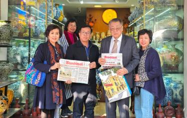 Lãnh đạo Báo Hà Nộimới tặng Đoàn công tác Hội Nhà báo tỉnh Chiang Mai - Thái Lan các ấn phẩm báo in hằng ngày, cuối tuần.