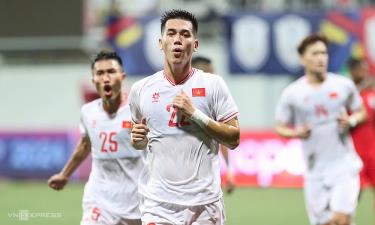 Tiến Linh mừng bàn mở tỷ số trong trận Việt Nam thắng Singapore ở lượt đi bán kết ASEAN Cup ngày 26/12/2024.