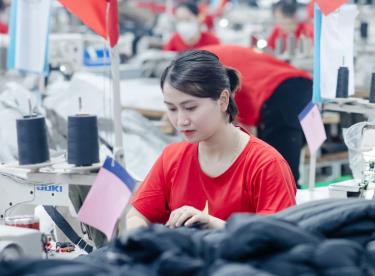 Công ty cổ phần May Năm Châu tạo việc làm cho nhiều lao động địa phương, góp phần giảm nghèo.