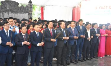 Các đại biểu, thầy cô giáo và học sinh dâng hương tại Văn miếu Bắc Ninh.