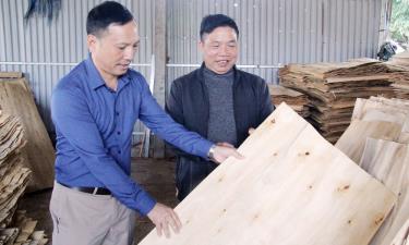 Cán bộ UBND xã Lục Sơn nắm bắt tình hình sản xuất, giải quyết việc làm tại xưởng chế biến gỗ của gia đình ông Chu Văn Thụ.