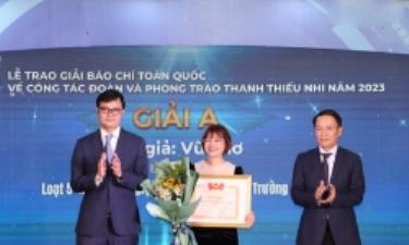 Phó Chủ tịch Thường trực Hội Nhà báo Việt Nam Nguyễn Đức Lợi và Bí thư thứ nhất Trung ương Đoàn Bùi Quang Huy trao giải A cho tác giả và nhóm tác giả.