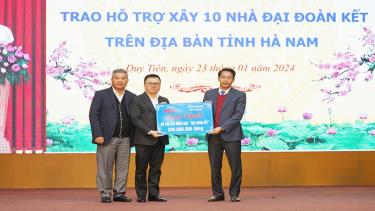 Đồng chí Lê Quốc Minh và lãnh đạo Tập đoàn dầu khí Việt Nam trao hỗ trợ xây 10 nhà Đại đoàn kết cho tỉnh Hà Nam. (Ảnh: Báo Nhân Dân)