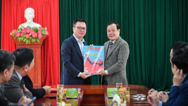 Đồng chí Trịnh Văn Ánh trao tặng đồng chí Lê Quốc Minh ấn phẩm Báo Bắc Giang Xuân Giáp Thìn 2024.