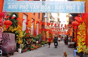 Hẻm 100 Trần Hưng Đạo (Quận 1) rực rỡ sắc đỏ chào đón năm mới.