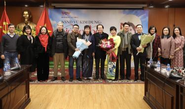 Đại diện Ban VHNT (VOV6) - Đài TNVN và các nghệ sĩ, khách mời tròn buổi giao lưu “NSND Vũ Kim Dung: Tiếng thơ sóng bước cuộc đời” tổ chức vào sáng 23/1/2024.