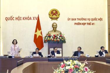 Phó Chủ tịch Quốc hội Nguyễn Thị Thanh phát biểu.