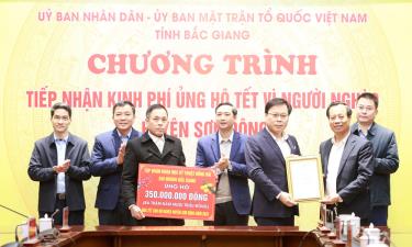 Đại diện lãnh đạo Tập đoàn Khoa học kỹ thuật Hồng Hải chi nhánh Bắc Giang trao kinh phí ủng hộ huyện Sơn Động và đón nhận “Bằng ghi nhận tấm lòng vàng” từ lãnh đạo Ủy ban MTTQ tỉnh.