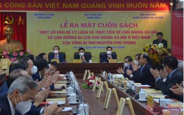 Quang cảnh lễ ra mắt cuốn sách.