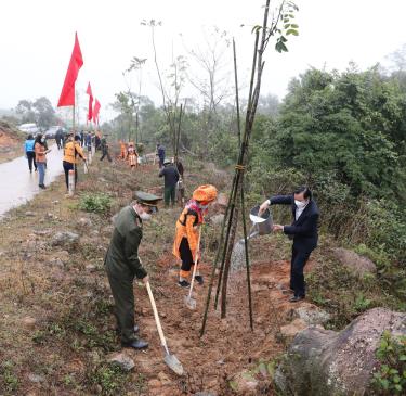 Cán bộ và người dân huyện Sơn Động tham gia 