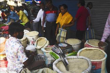 Người dân mua gạo tại Kolkata, Ấn Độ. Ảnh: AFP/TTXVN