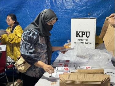 Nhân viên bầu cử kiểm đếm phiếu sau khi lấy ra từ thùng phiếu. Ảnh: Đỗ Quyên/PV TTXVN tại Indonesia