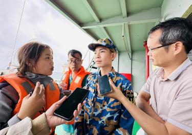 Nhà báo Nguyễn Nhật Quỳnh (trái) báo Lâm Đồng và các đồng nghiệp phỏng vấn các chiến sỹ hải quân. Ảnh: NVCC