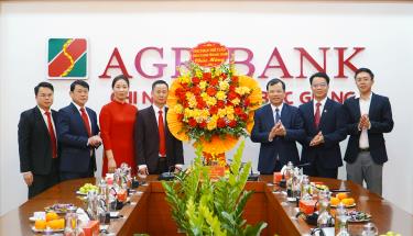 Phó Chủ tịch UBND tỉnh Phan Thế Tuấn tặng hoa chúc mừng Agribank chi nhánh tỉnh Bắc Giang.